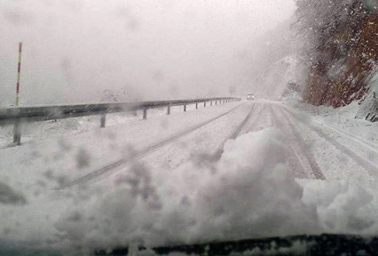 Snijeg otežava prometovanje na području Tomislavgrada