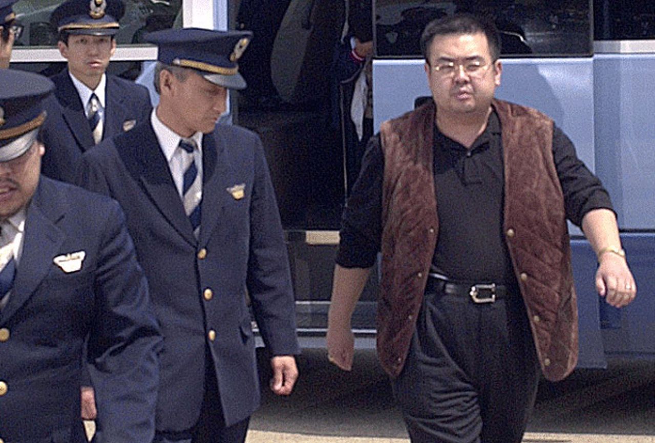 Naoružana policija čuva tijelo Kim Jong-nama
