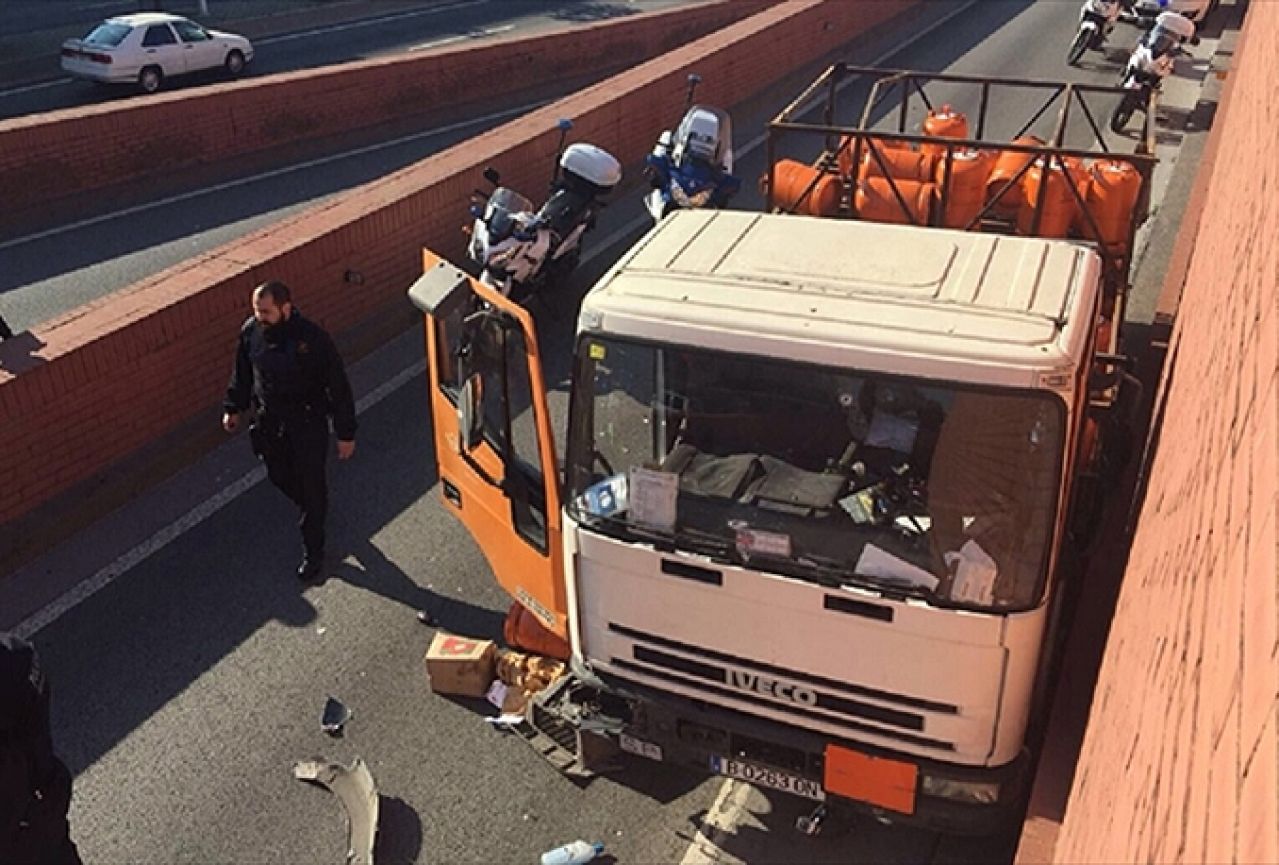 VIDEO | Barcelona: Policija pucala na kamion pun plinskih boca
