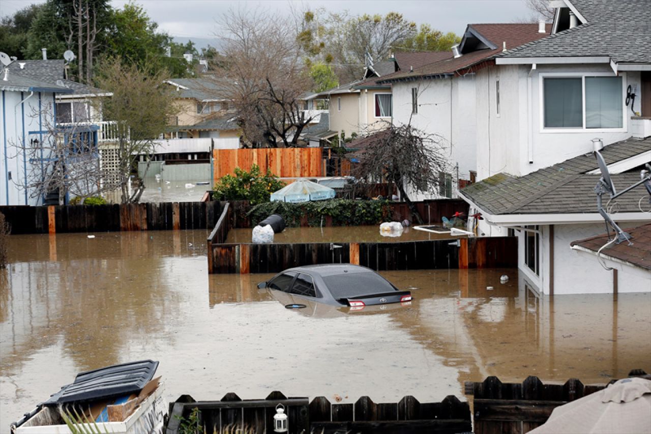 Zbog poplava u Californiji evakuirano 200 osoba