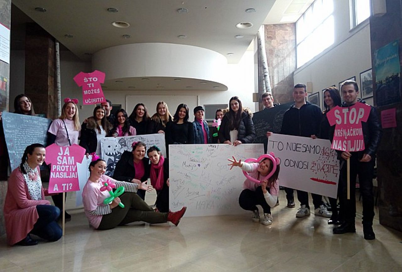 Mostarski učenici obilježili Pink Shirt Day