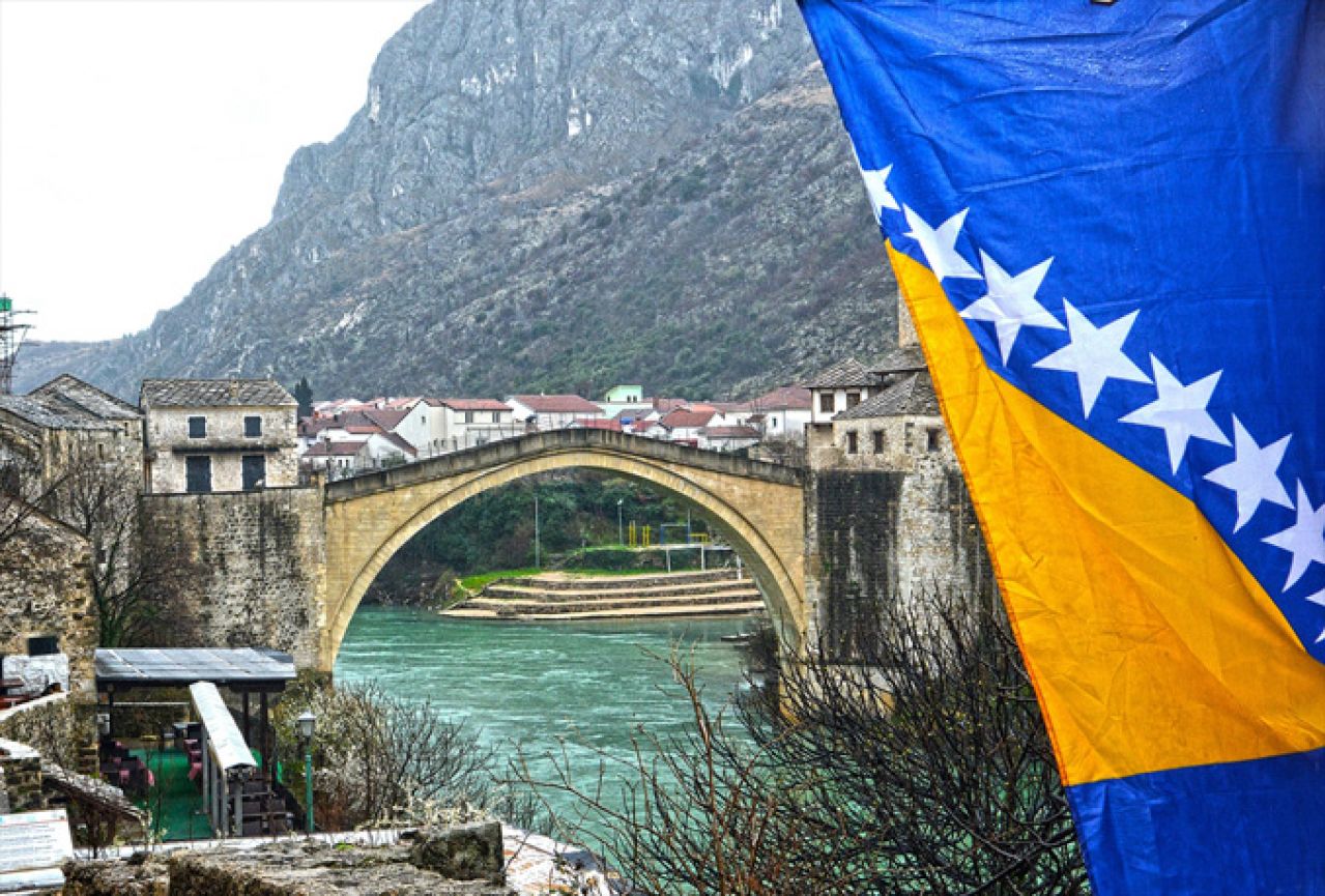 Spaljena zastava BiH u Mostaru