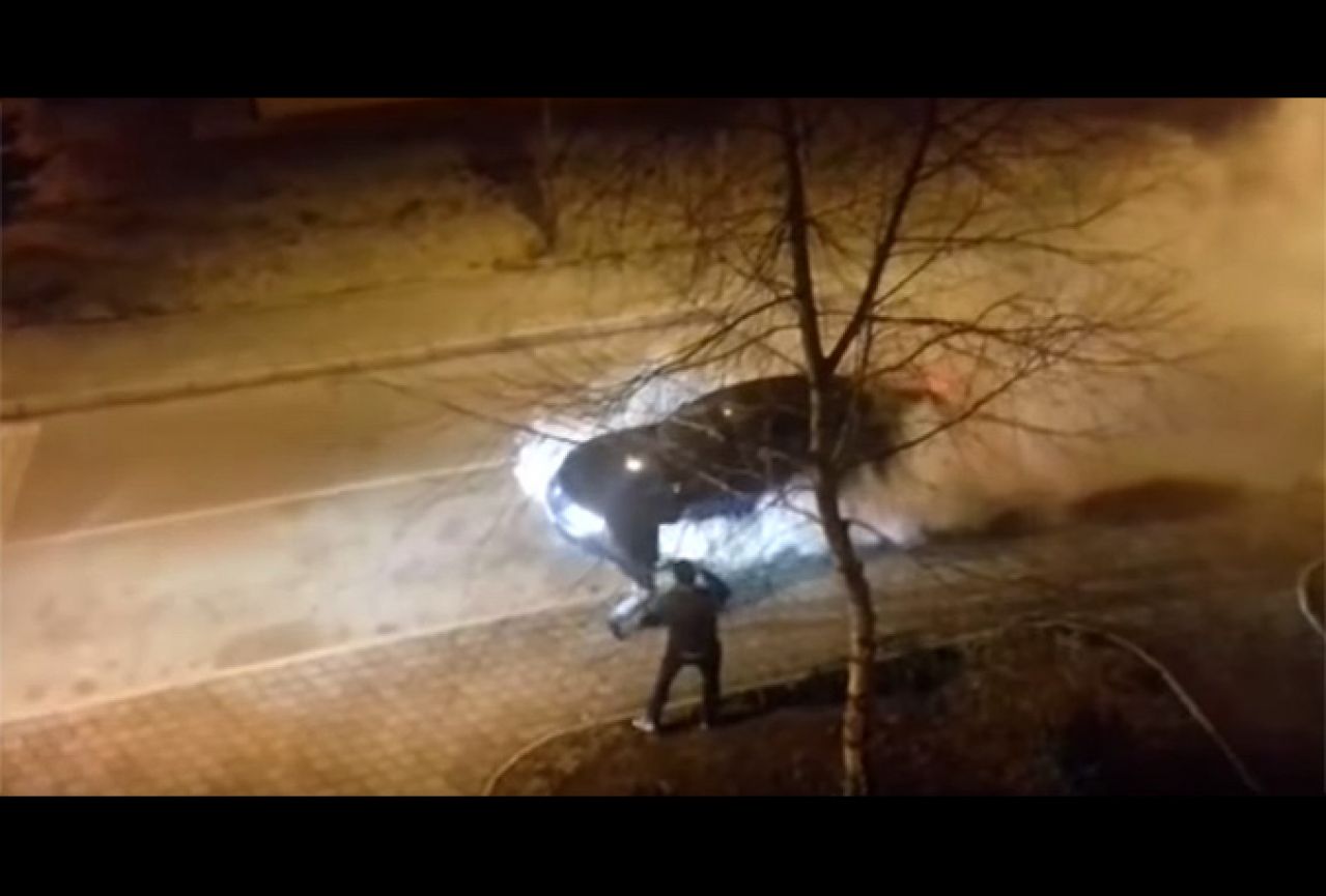 Livno: Škripa, paljenje guma i neprilagođena vožnja, a policija okreće glavu