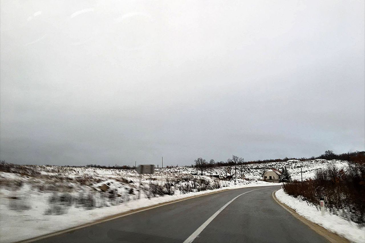 Vozači oprez! Magla, snijeg i odroni otežavaju prometovanje