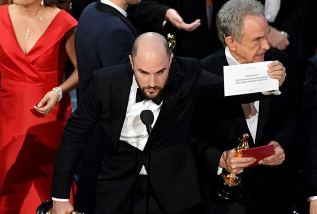 Pogledajte 'cirkus' na dodjeli Oscara - trenutak kada je Oscar otišao u krive ruke 