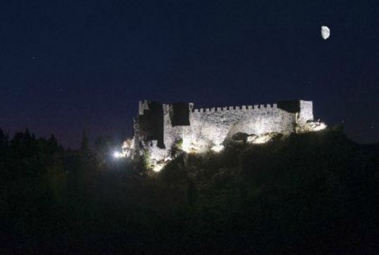 Noćna snimka utvrde Herceg Stjepan grada