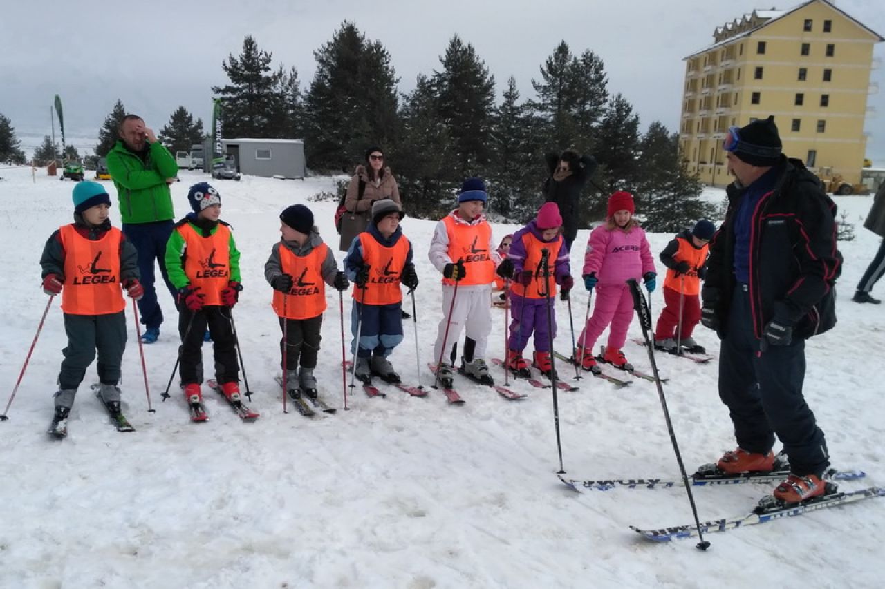 Univerzalna sportska škola Široki Brijeg održala tečaj skijanja 