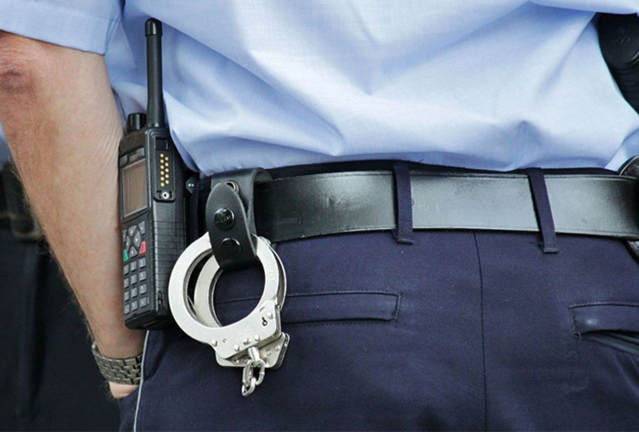 Uhićen policajac zbog krivotvorenja isprava