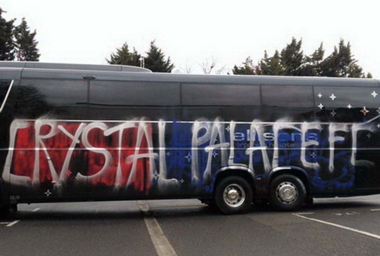 Navijači Crystal Palacea zabunom išarali autobus svoje momčadi