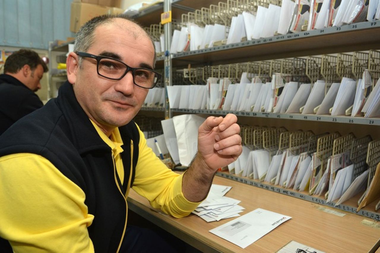 Mostarski poštar Dinko Raič raznosi pisma s vlastitom markom