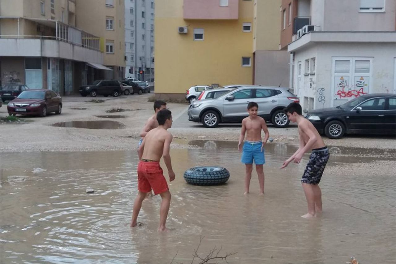VIDEO | Mostar: Zaigrali picigin i kupali se u lokvi u Centru II