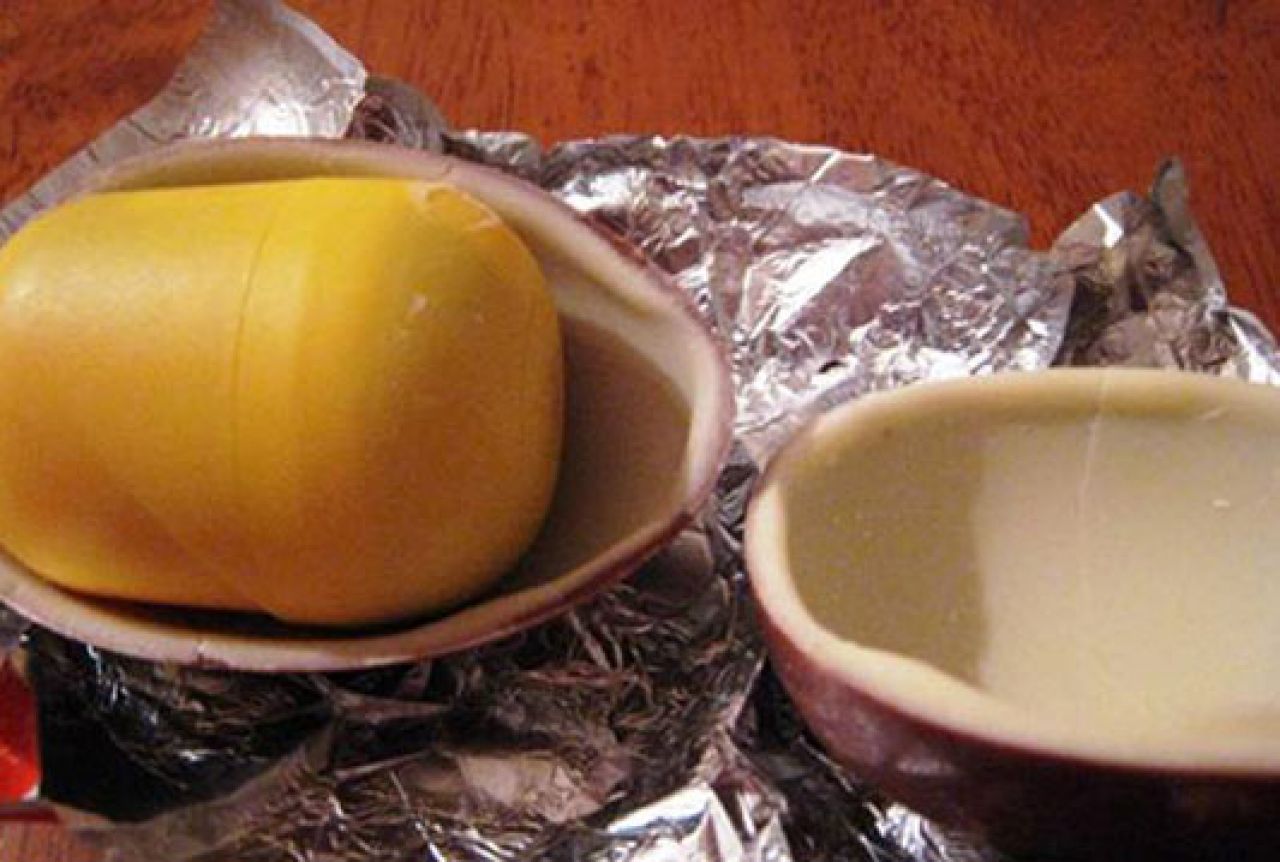 Znate li zašto je jaje u Kinder jajetu žuto? 