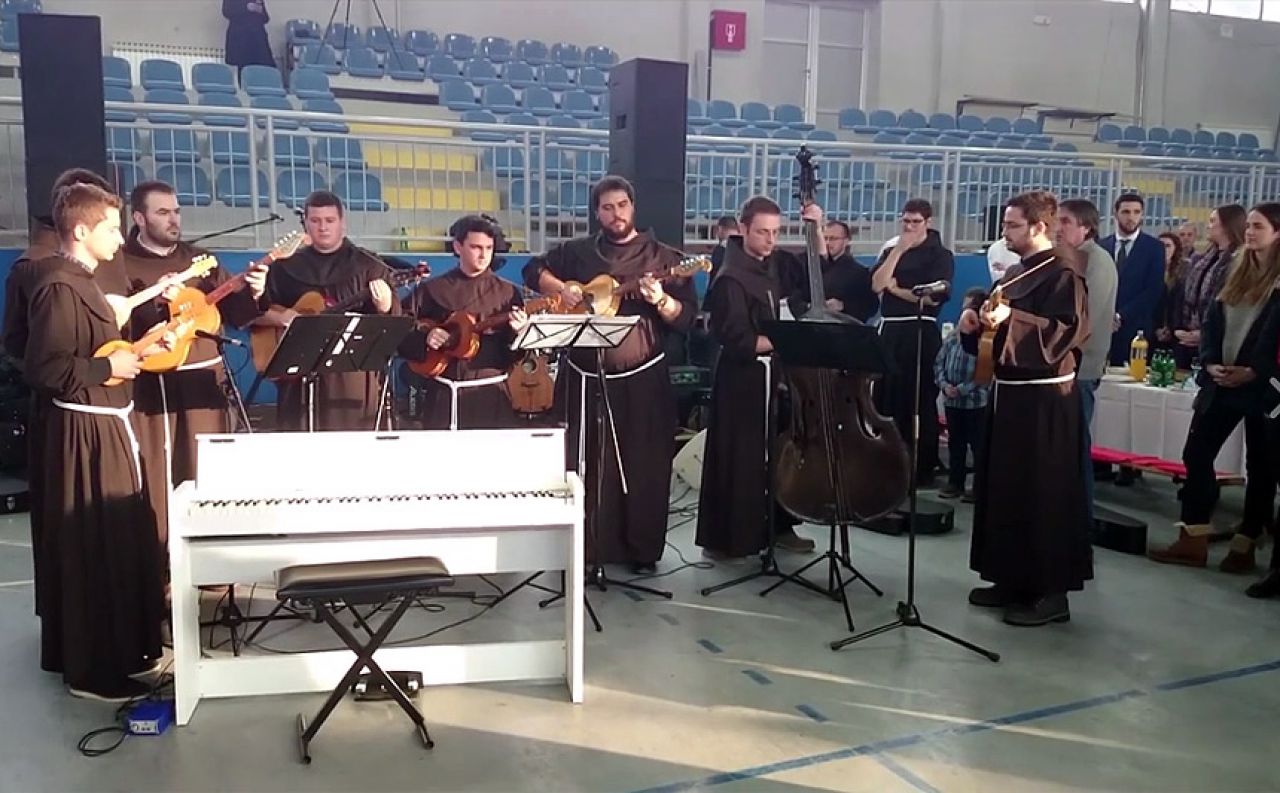 VIDEO | Himna BiH u izvedbi franjevačkog tamburaškog orkestra