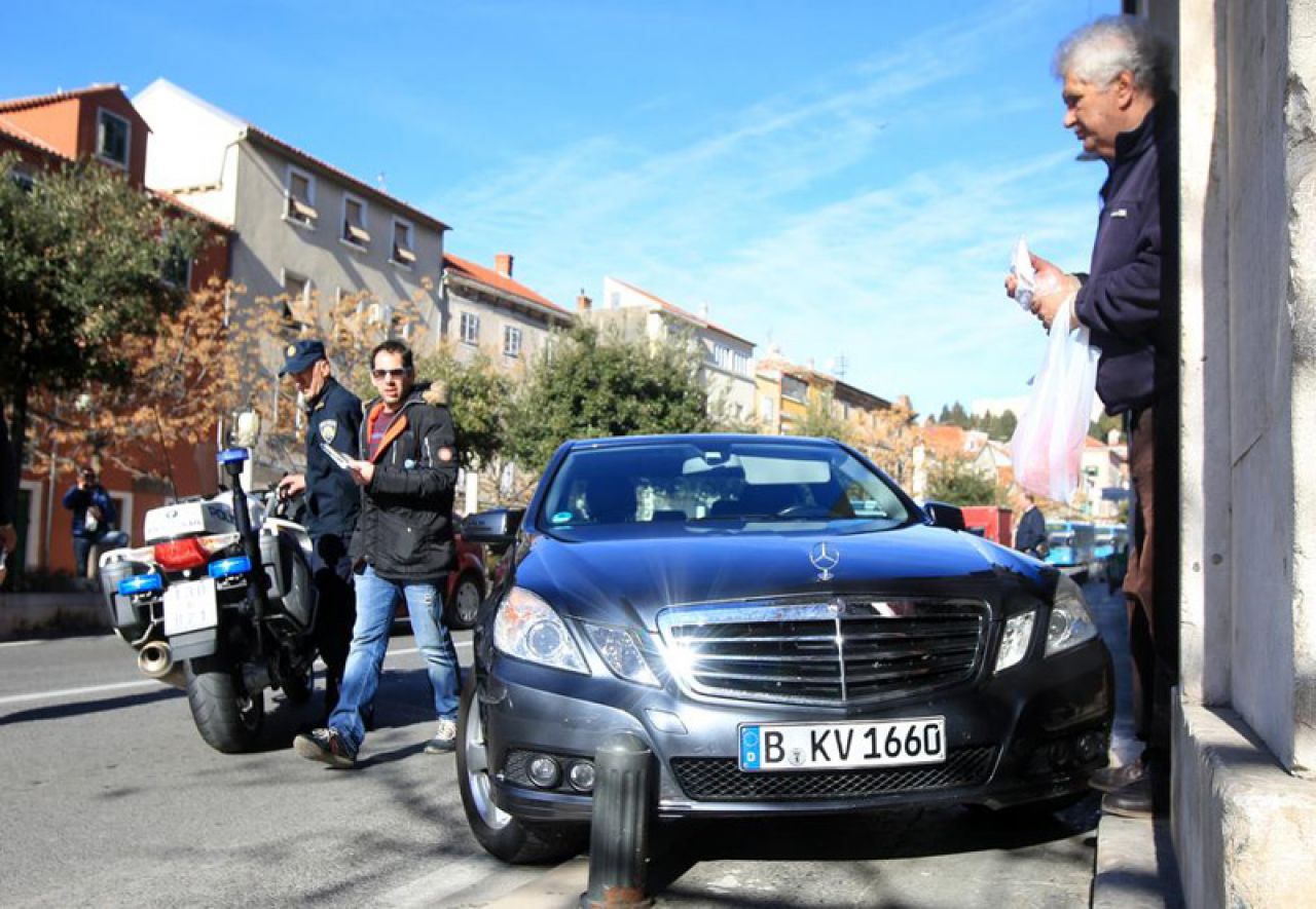 U Šibeniku ženu pregazio vlastiti automobil 