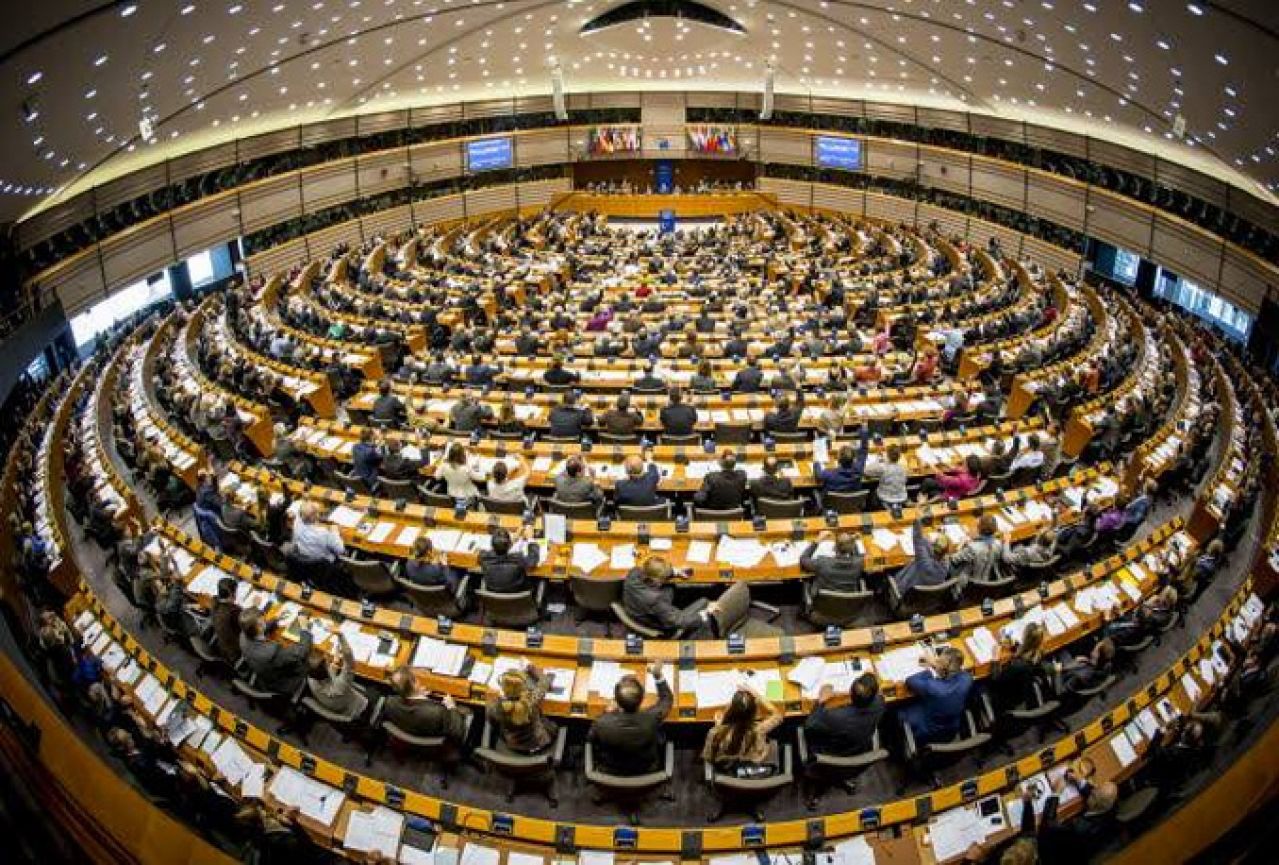 Europski parlament ukinuo bezvizni režim za državljane SAD-a