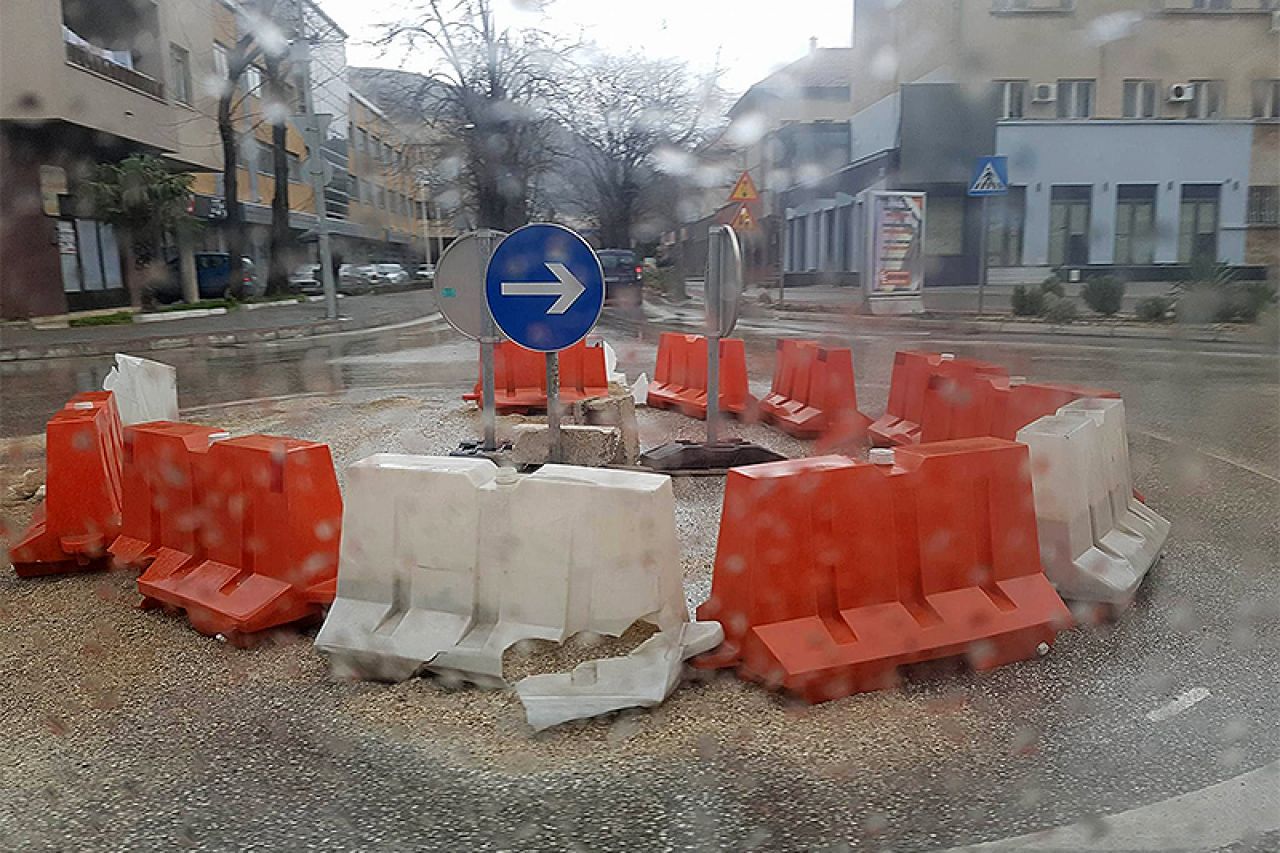 Po treći put ''razmontiran'' kružni tok u središtu Mostara