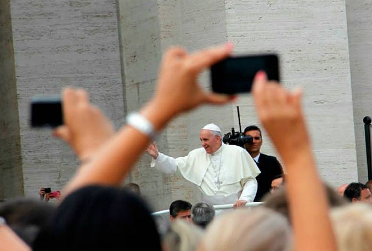 Papa vjernicima: Koristite Bibliju koliko i telefone
