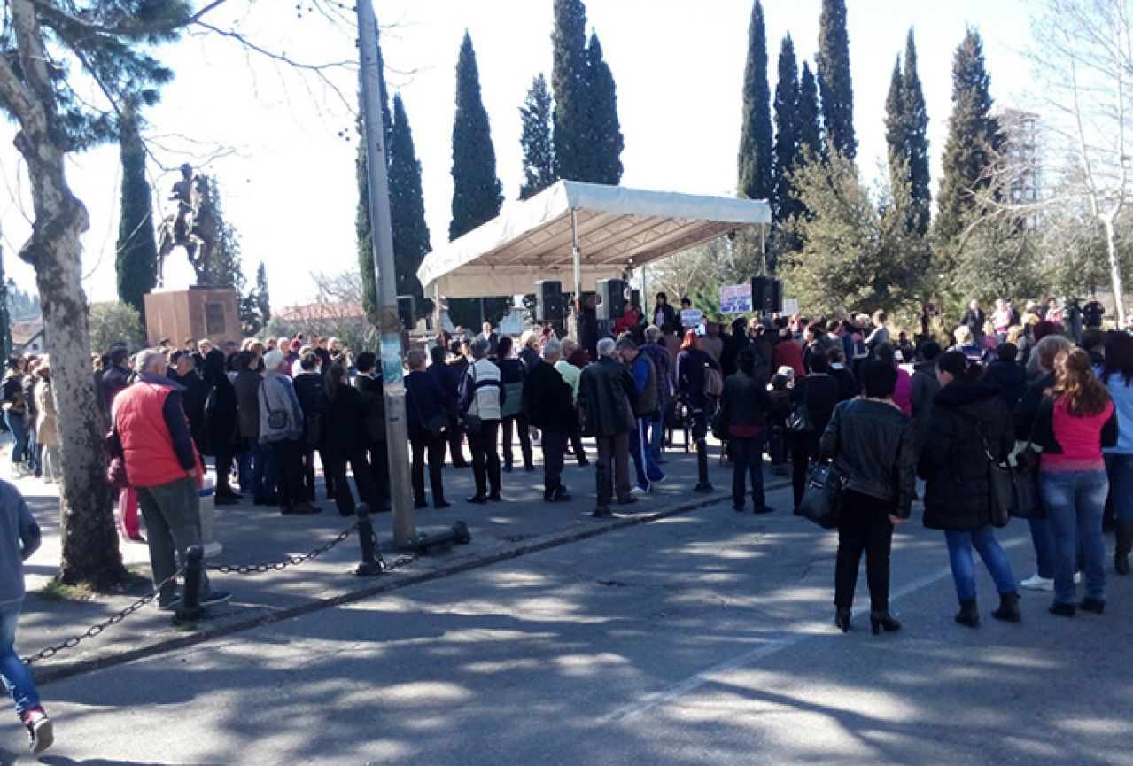 Podgorica: Prosvjedi majki s troje i više djece