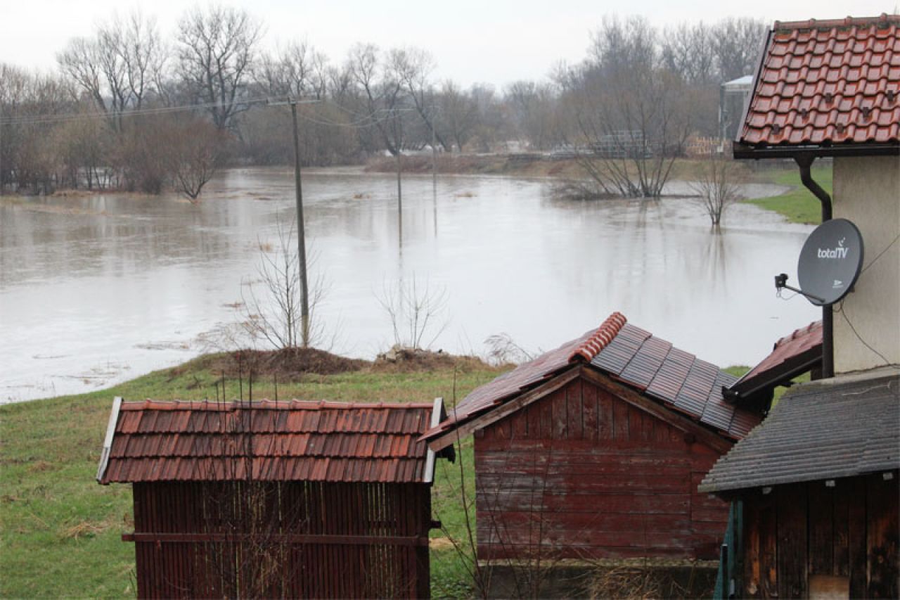 VIDEO | Poplavljene općine, prekinut promet, vodostaji i dalje u porastu