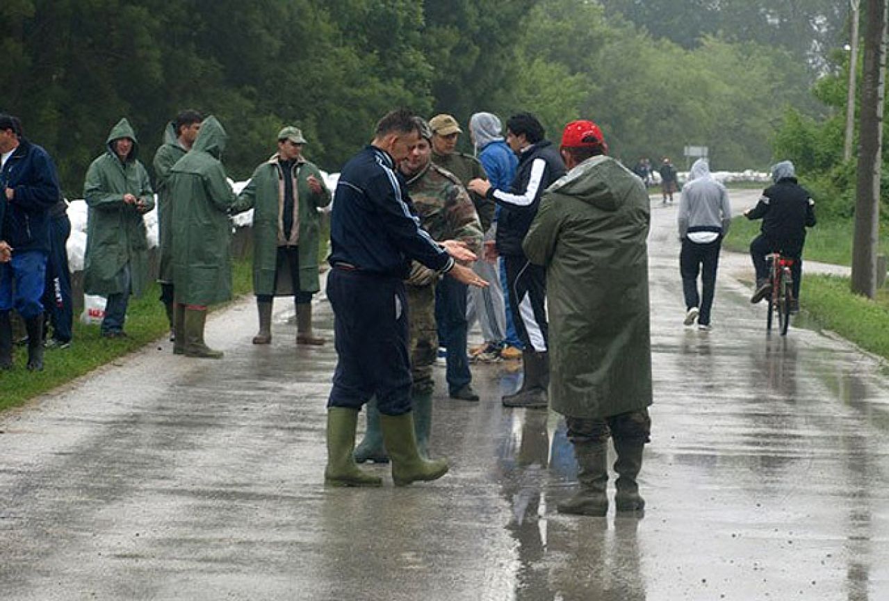 Evakuacija dva čobana i oko 700 ovaca koje je zaplavila Bosna