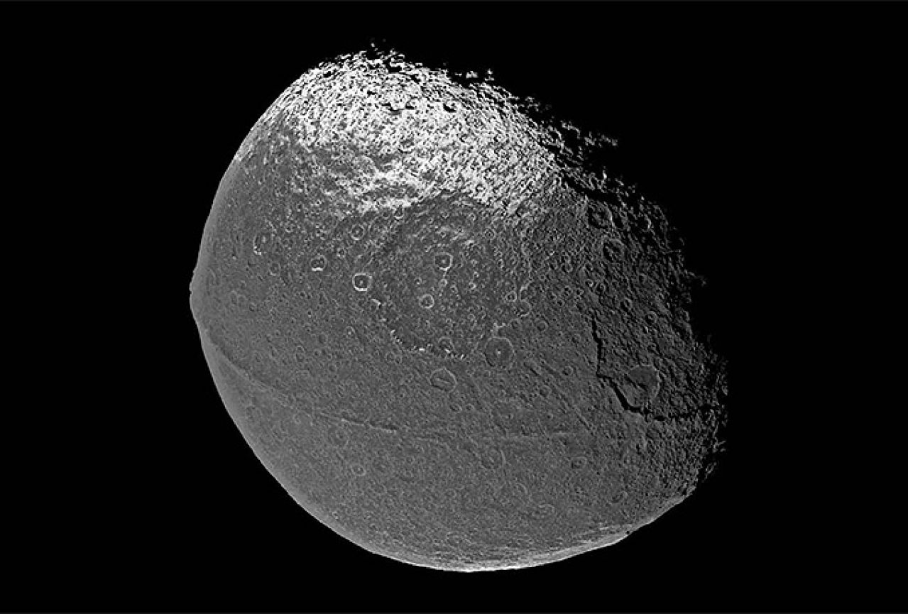 Otkriven Saturnov satelit neobičnog oblika