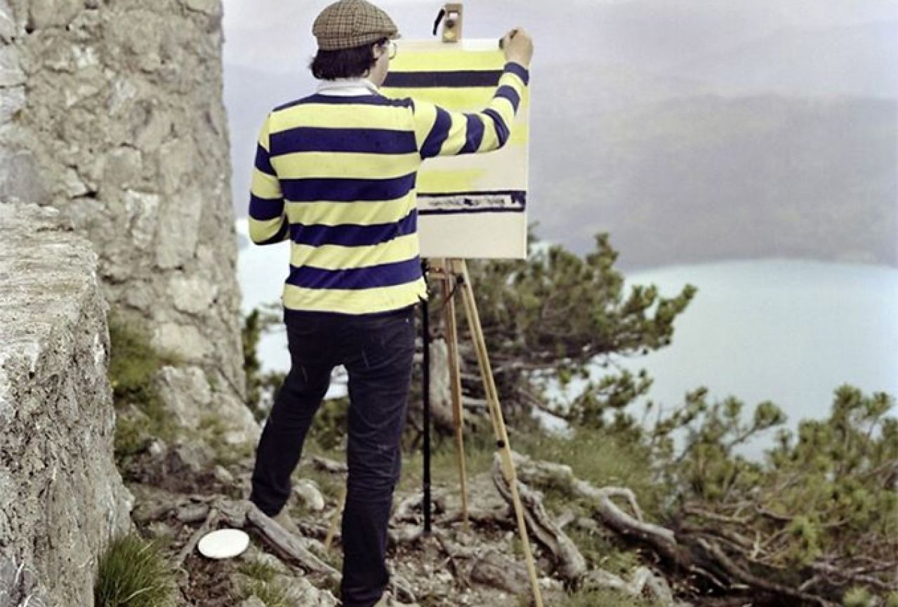 Umjetnik obilazi popularne destinacije kako bi slikao uzorak svoje majice