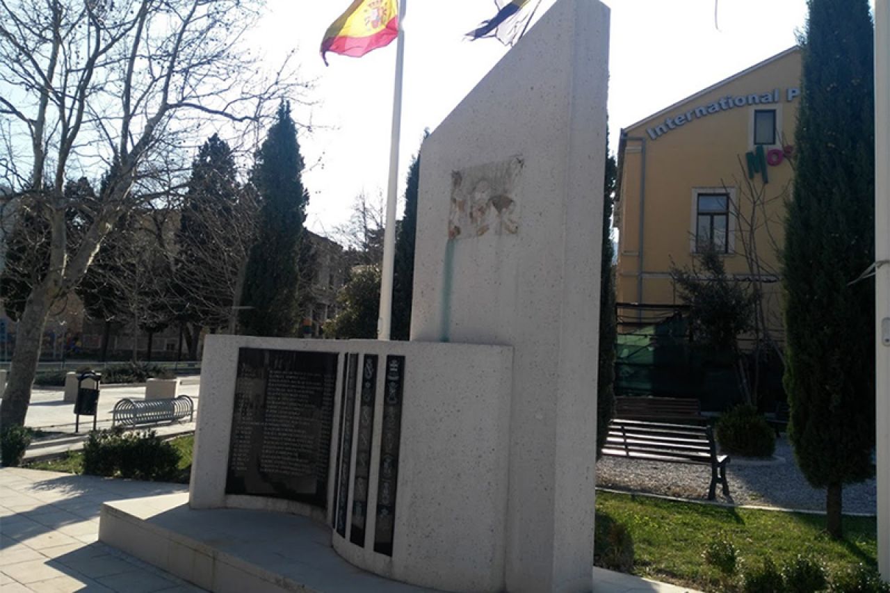 Oskvrnut spomenik španjolskim vojnicima u Mostaru