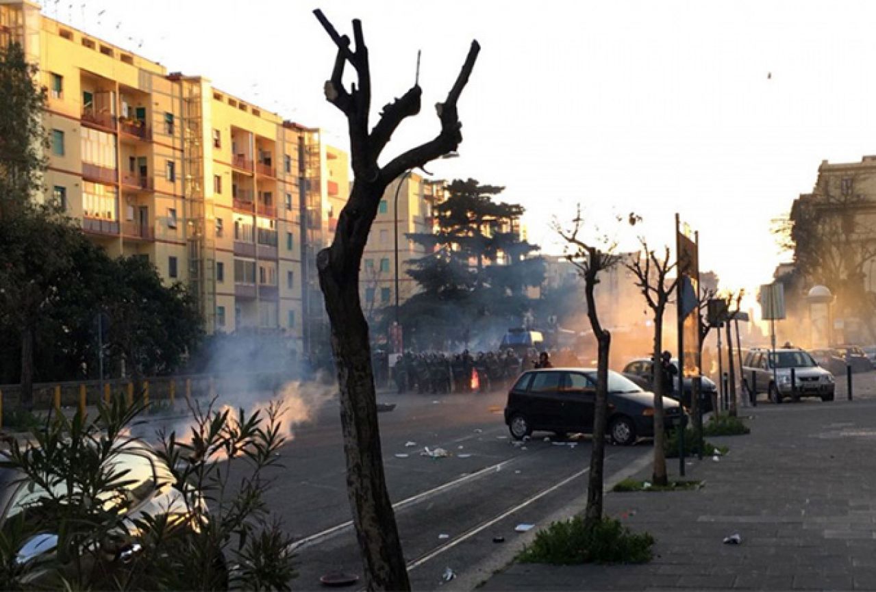 Gori Napulj -  Masovni sukobi policije i prosvjednika