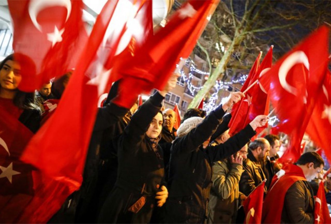 Turska ministrica deportirana u Njemačku, prosvjedi u Rotterdamu