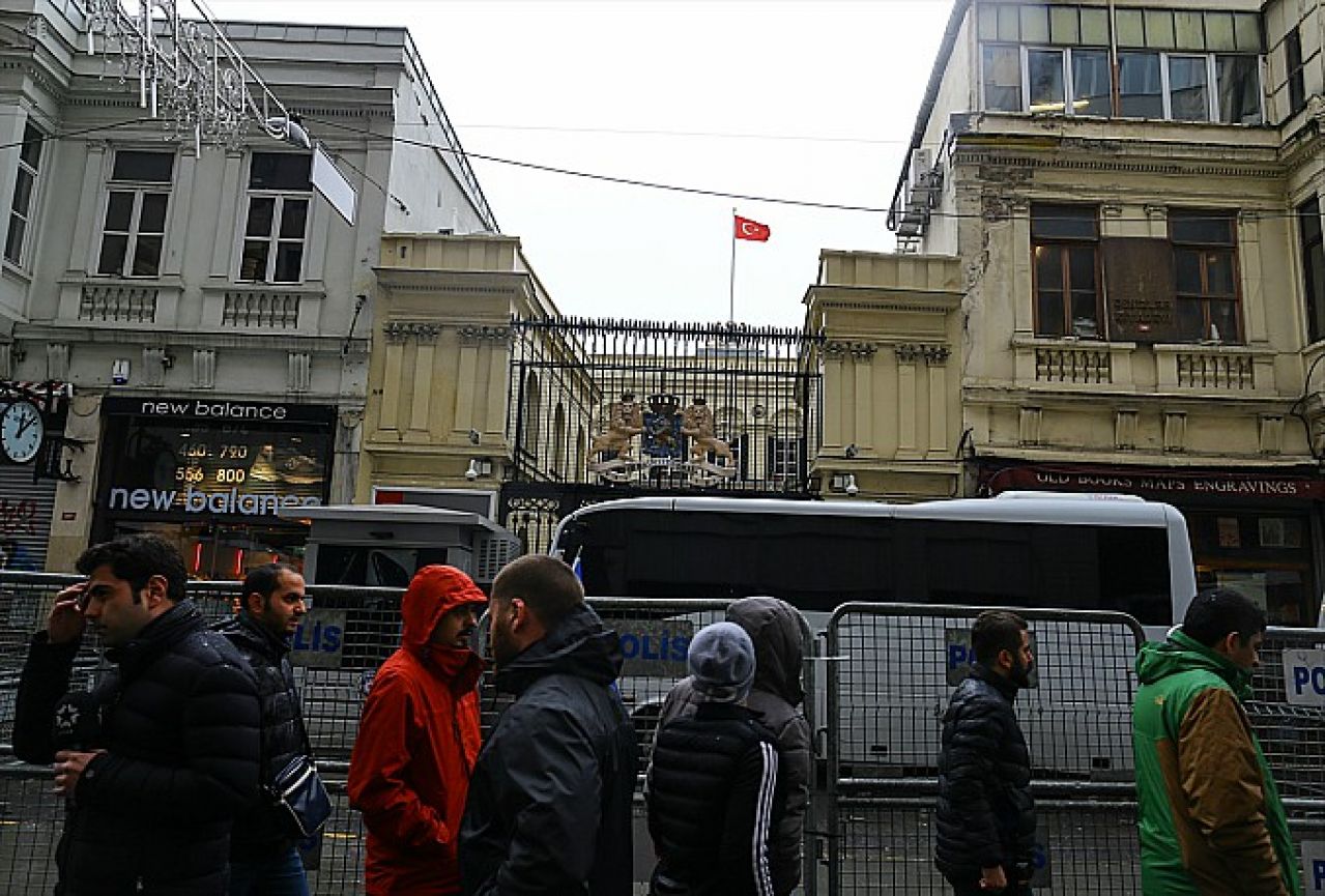 Turska negira da je nasilno postavljena turska zastava na Konzulat Nizozemske