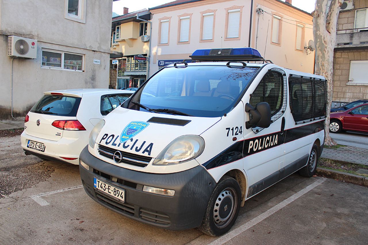 Čapljinski napadač na nastavnika, ranije zapalio automobil nastavnici u Mostaru?