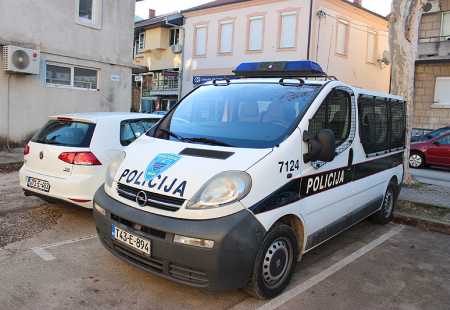 https://storage.bljesak.info/article/190263/450x310/policija-stolac-2.jpg