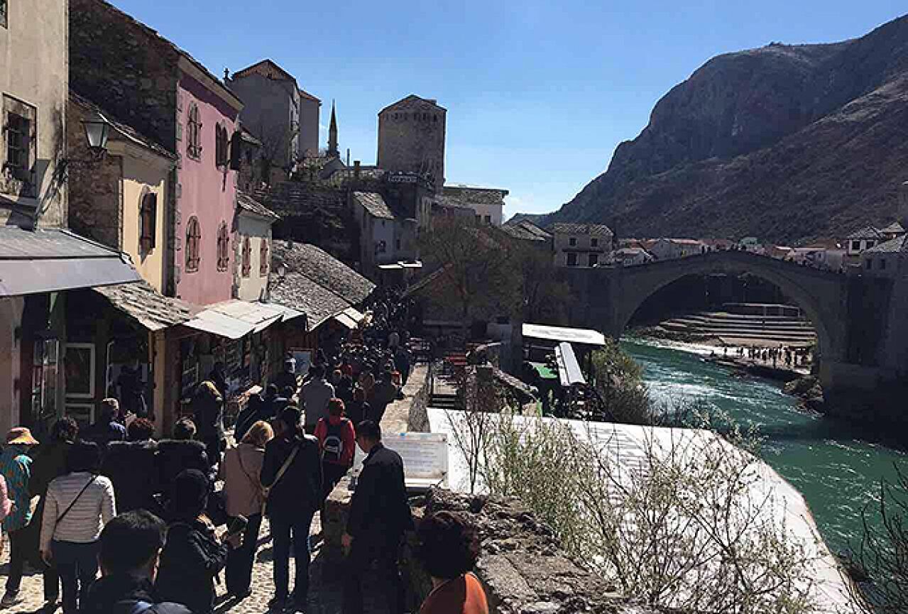 Mostar: Umjesto kineskih suvenira kupite domaću rakiju