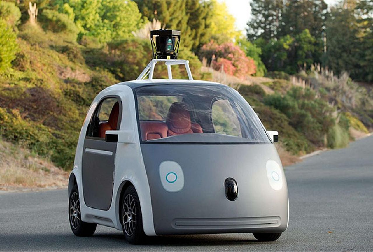 Automobil budućnosti: Bez vozača, papučica i upravljača