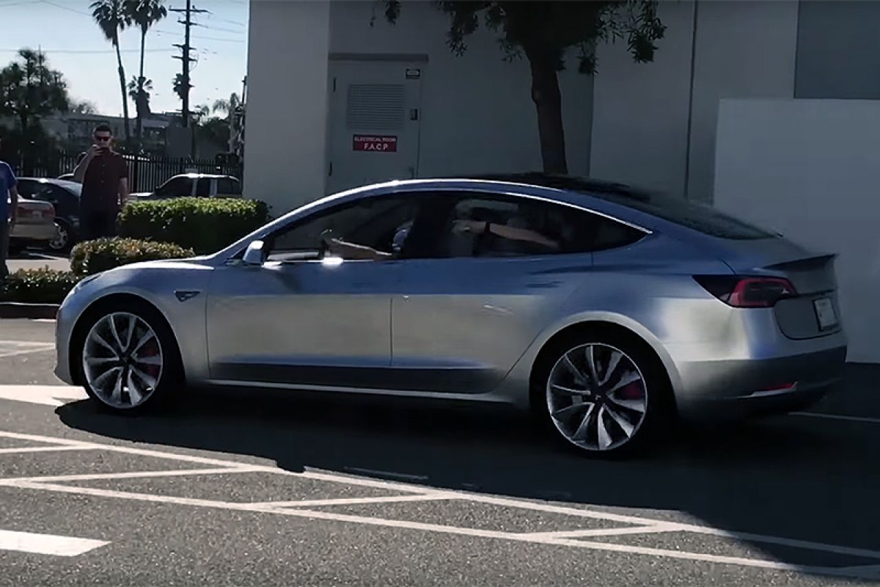 VIDEO | Teslin Model 3 uhvaćen na ulicama