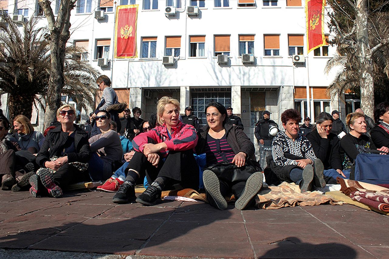 Majke započele štrajk glađu ispred parlamenta