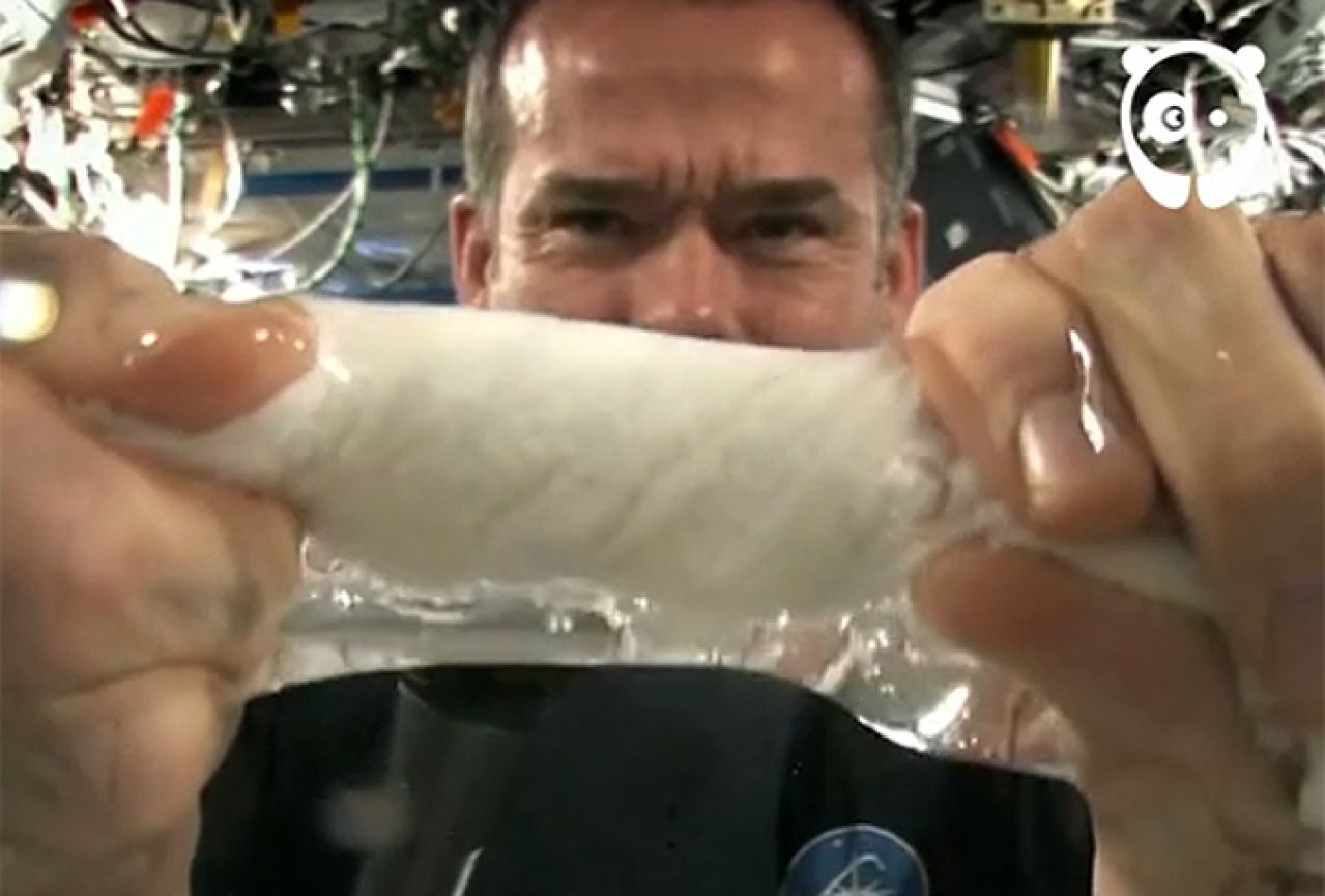 VIDEO: Evo kako izgleda kada astronaut pokušava iscijediti ručnik u svemiru