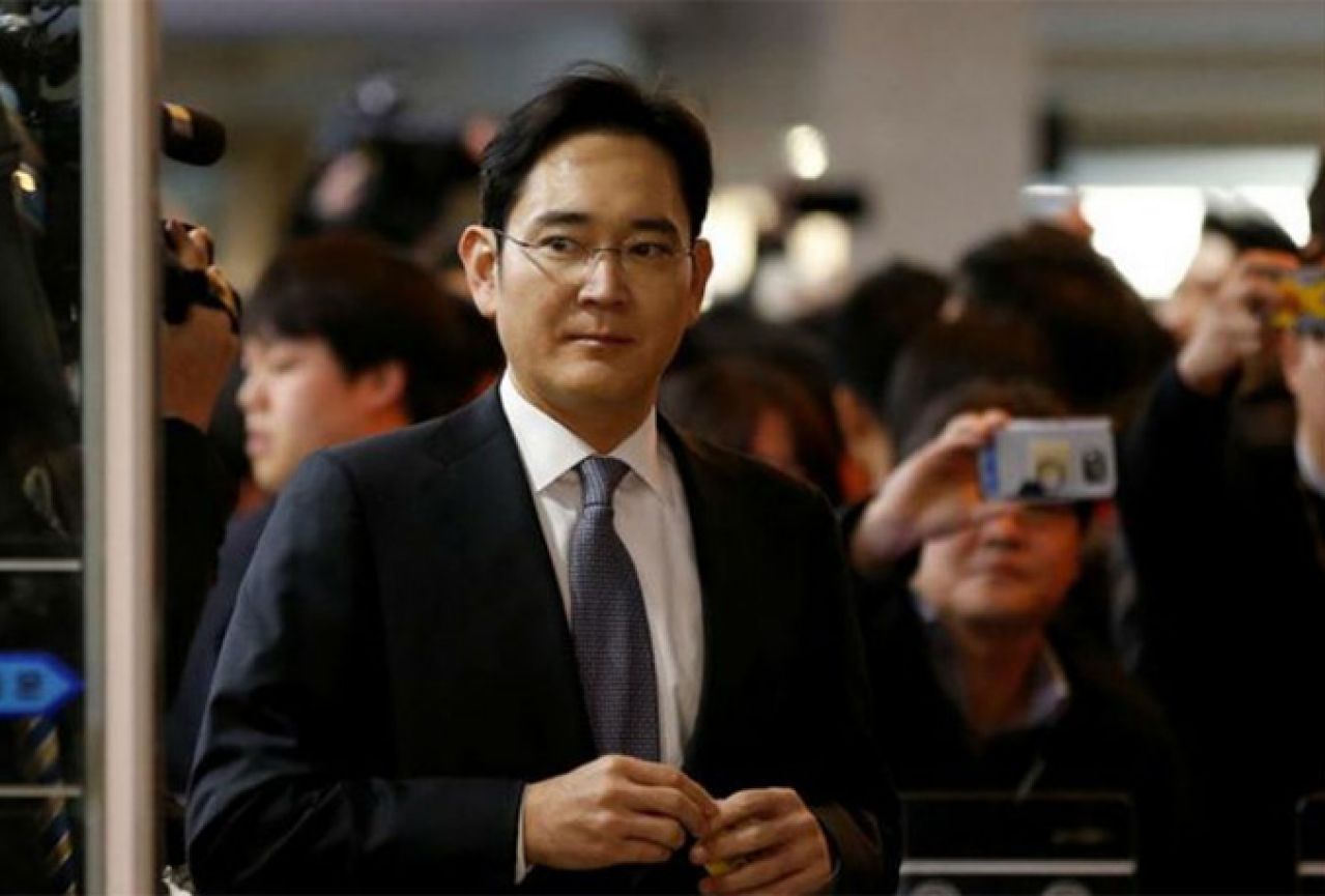 Šef Samsunga kompaniju vodi iz pritvora 