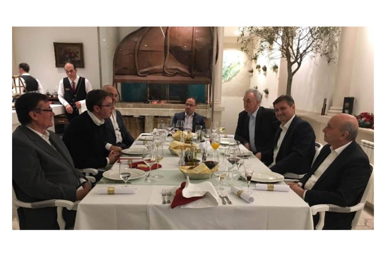 Četiri premijera opušteno u sarajevskom restoranu