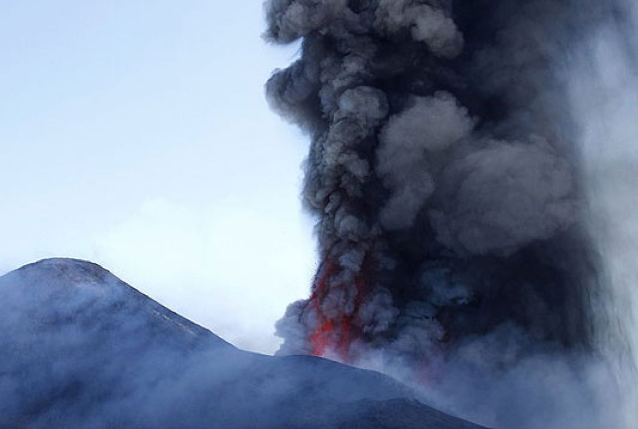 Najmanje deset osoba ozlijeđeno u erupciji Etne