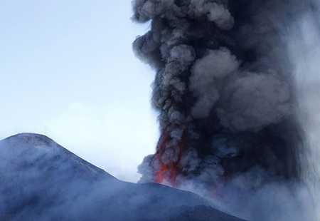 https://storage.bljesak.info/article/190721/450x310/etna-erupcija.jpg
