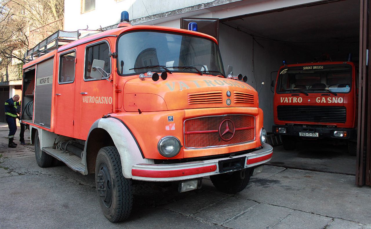 Široki Brijeg: Požara sve više, a vatrogasno vozilo starije i od samih vatrogasaca!