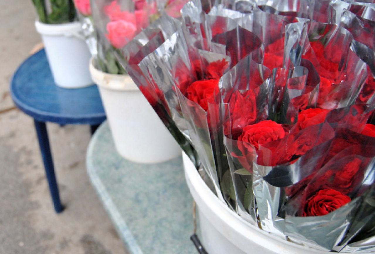 Tisuću cvjetova kao tisuću maraka: Djelatnice kladionice svoj cvijet poklonile drugima