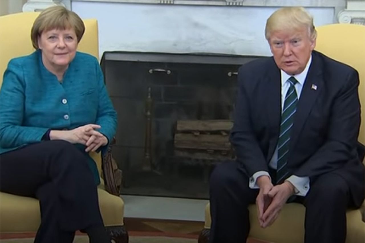 Spicer: Nije istina da se Trump odbio rukovati, samo nije čuo Merkel