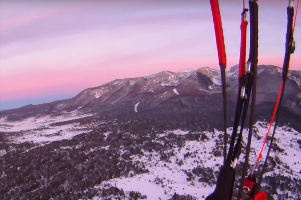Predivni snimci paraglajdera koji je poletio s vrha Vran planine