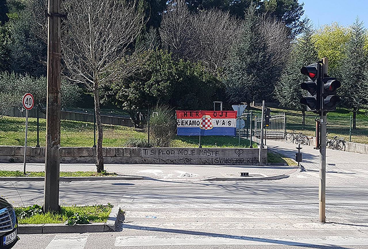 U Mostaru transparent ''Heroji čekamo vas''