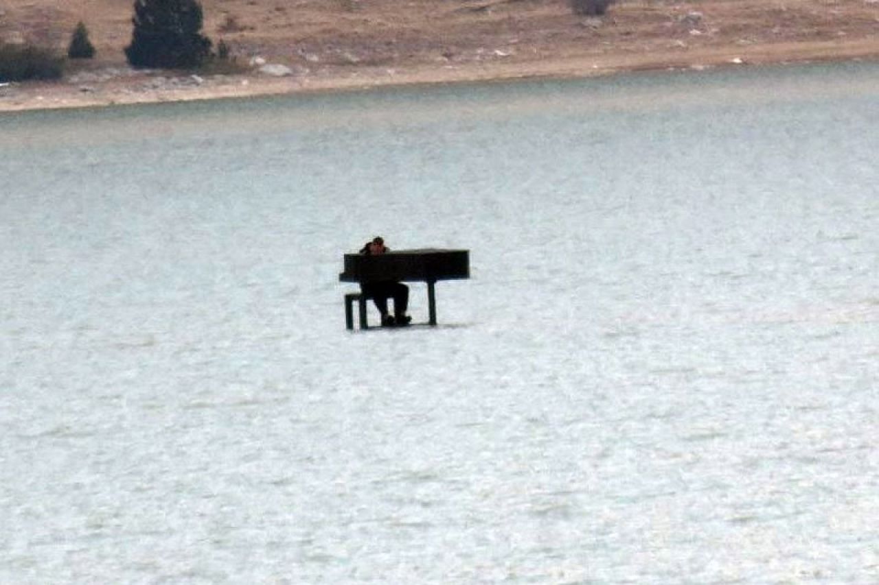 Šala ili ne: Za klavirom nasred Blidinjskog jezera!