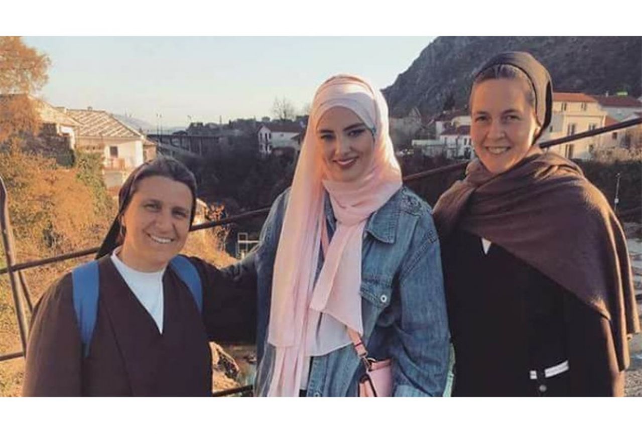 Tri žene poslale snažnu poruku - Slika iz Mostara oduševila internet