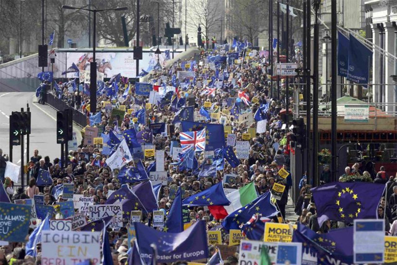 Tisuće ljudi marširalo kroz London i Berlin u znak podrške EU