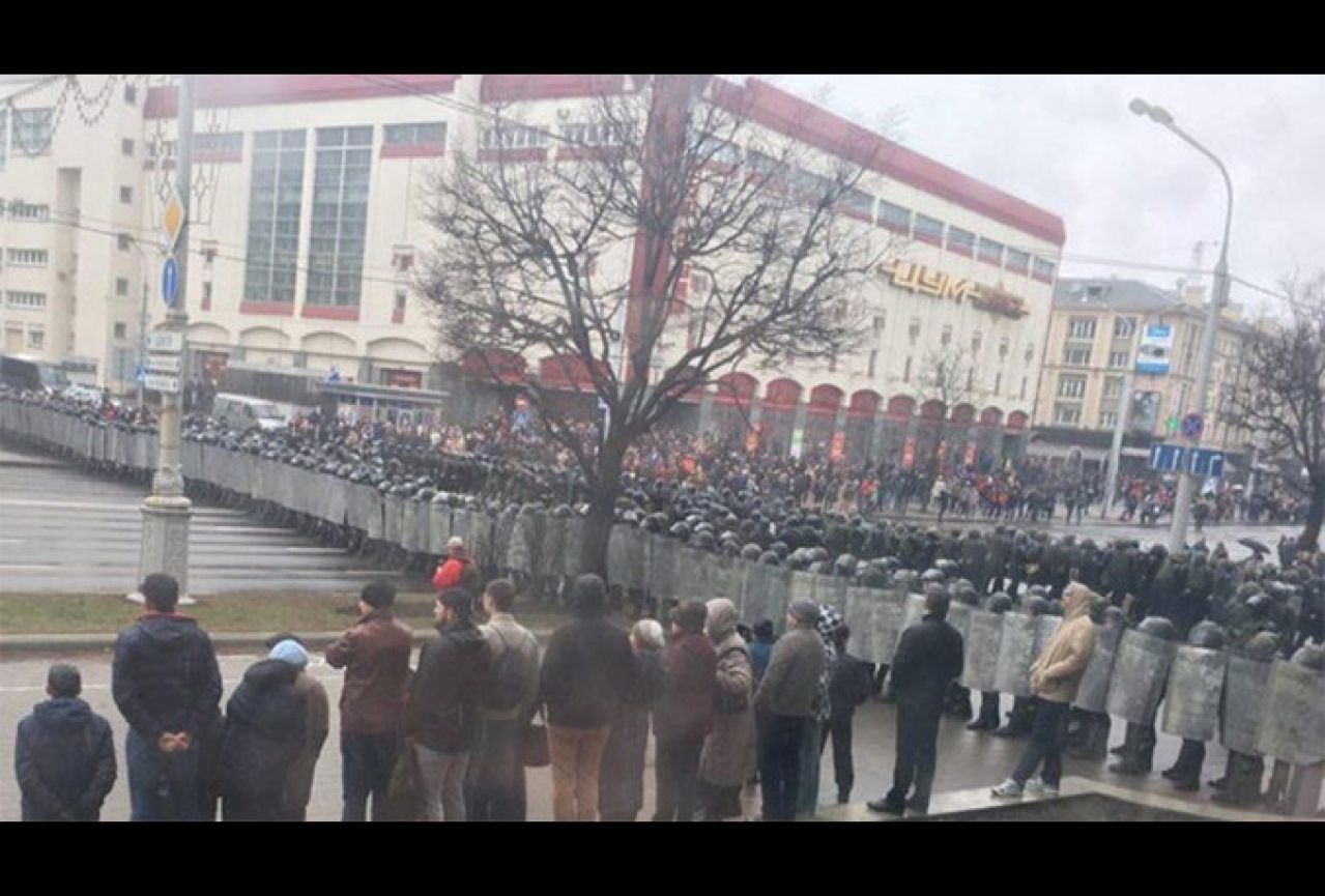 Minsk: Uhićene stotine ljudi, mnogi prosvjednici pretučeni